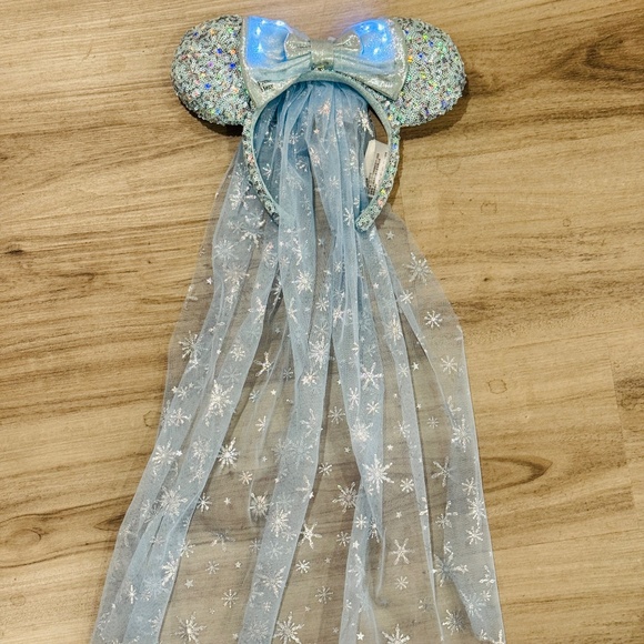 Disney - Frozen Elsa Light-Up Minnie Ears, with Veil,  Brand New with Tags! - Picture 2 of 3